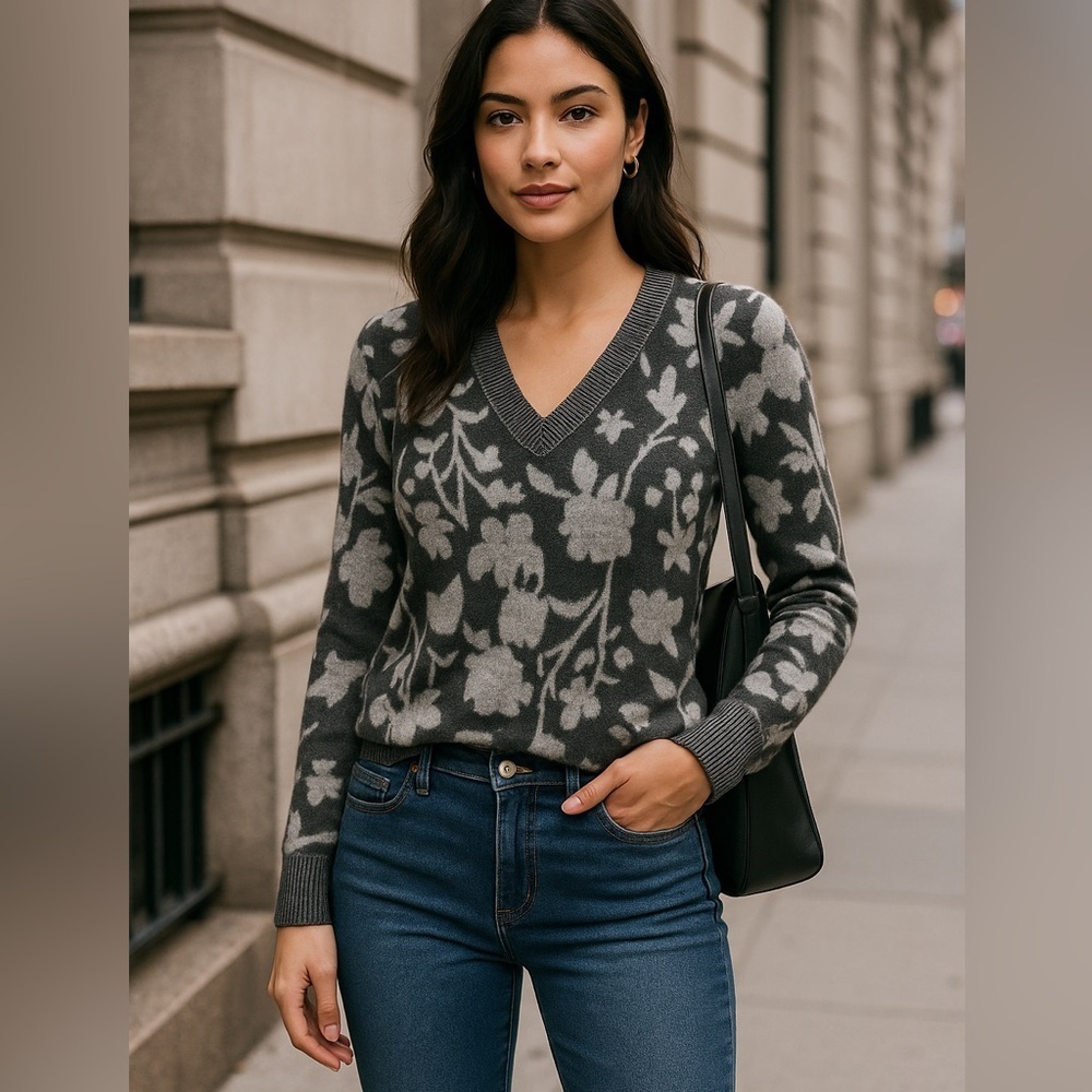 Minnie Rose Floral Knit V-Neck Sweater – Size Small